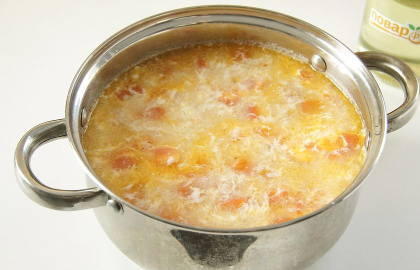 1. Этап. Яичный суп с помидорами: Размешивая кипящий суп ложкой по кругу, влейте тонкой струйкой яйца из миски.