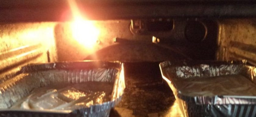 1. Этап. Творожная запеканка из творожной массы: Отправьте формы в духовой шкаф, разогретый до 180-200 градусов. Запекайте до золотистого цвета 30-40 минут.