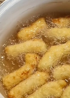 1. Этап. Бульбяники белорусские без начинки: Жарить на растительном масле во фритюре до красивой румяеной корочки