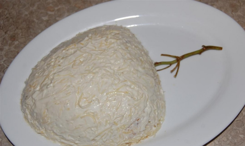 1. Этап. Салат Тиффани с копченой курицей: Смазываем опять майонезом.