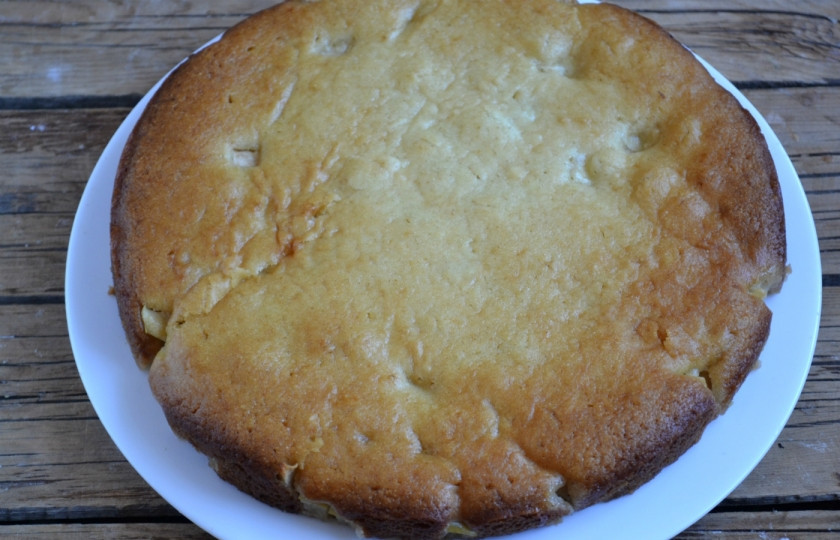 1. Этап. Вегетарианская шарлотка: Запекайте пирог в духовке до золотистой корочки и сухой спички (примерно 35-40 минут). Приятного чаепития!