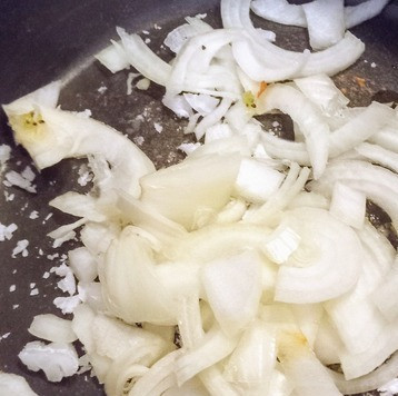 1. Этап. Мидии в остром кокосовом соусе: В глубокой ёмкости на среднем огне разогреть кокосовое масло, добавить лук и варить 7 минут до размягчения лука.