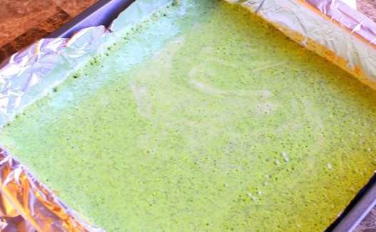 1. Этап. Лимонно-мятный барс: 5. Вылейте зеленую смесь на корж, выпекайте барс 5 минут в разогретой до 180 градусов духовке.