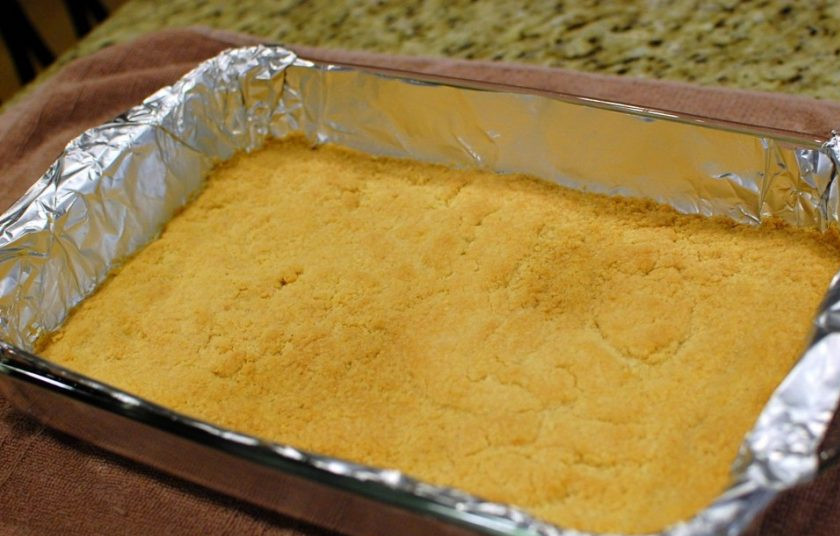 1. Этап. Пирог с ирисками и кокосом: 3. Отправьте форму в разогретую до 180 градусов духовку на 20-25 минут.