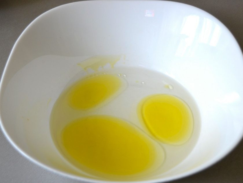 1. Этап. Пицца Суприм: В теплой воде растворите соль, влейте столовую ложку оливкового масла.