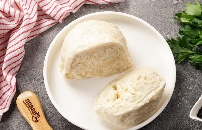 1. Этап. Бездрожжевой пирог с курицей: Тесто разделите на две части. Одна часть должна быть больше другой.