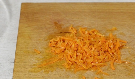 1. Этап. Рулетики с сыром и морковью: Морковь по-корейски мелко нарезать.