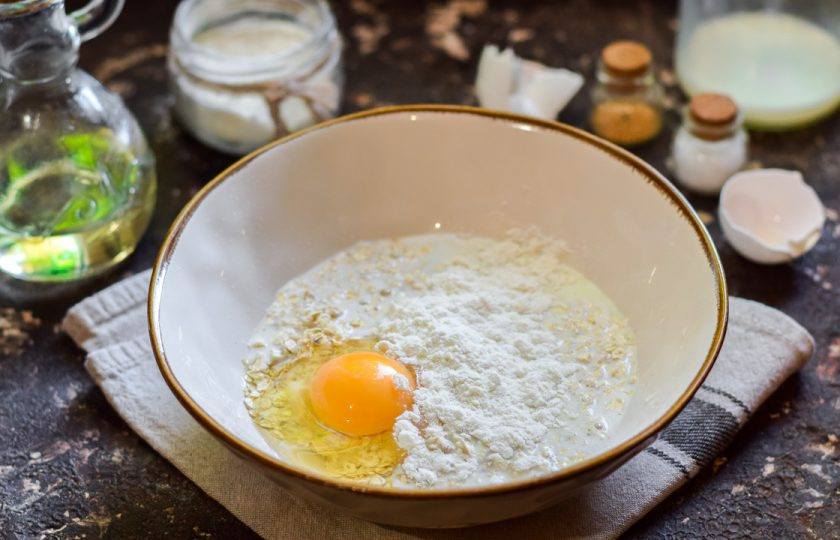1. Этап. Оладьи из овсяных хлопьев: Добавьте сразу буквально ложку пшеничной муки.
