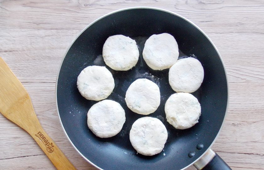 1. Этап. Сырники с твердым сыром и зеленью: Сформируйте из шариков сырники. С помощью широкого ножа придавите шарики сверху, и ножом подравняйте их по бокам. Получаются ровненькие, круглые 