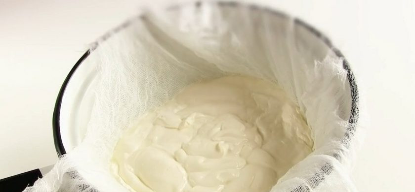 1. Этап. Простой быстрый медовик на кефире: 3. Дайте коржу полностью остыть. Приготовьте крем: сметану переложите в марлю, сложенную в 2-3 слоя, и поместите на дуршлаг на 4 часа. Отжатую сметану взбейте миксером с сахарной пудрой до однородности в течение 2-3 минут.