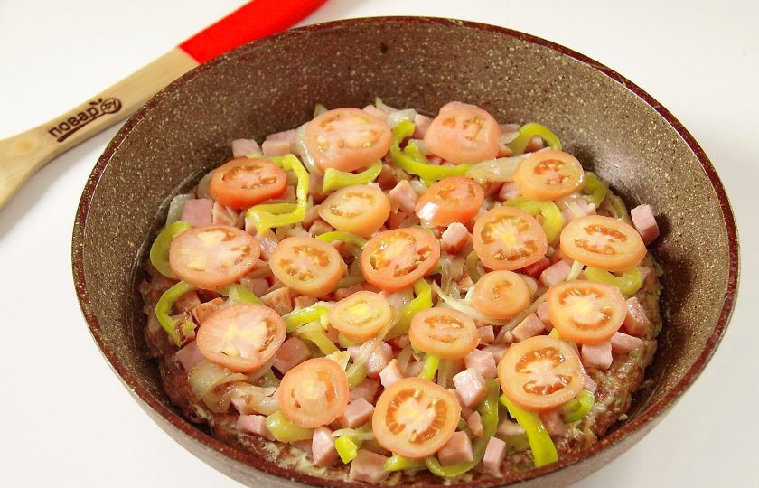 1. Этап. Картофельная запеканка на сковороде: Выложите на начинку нарезанные помидоры.