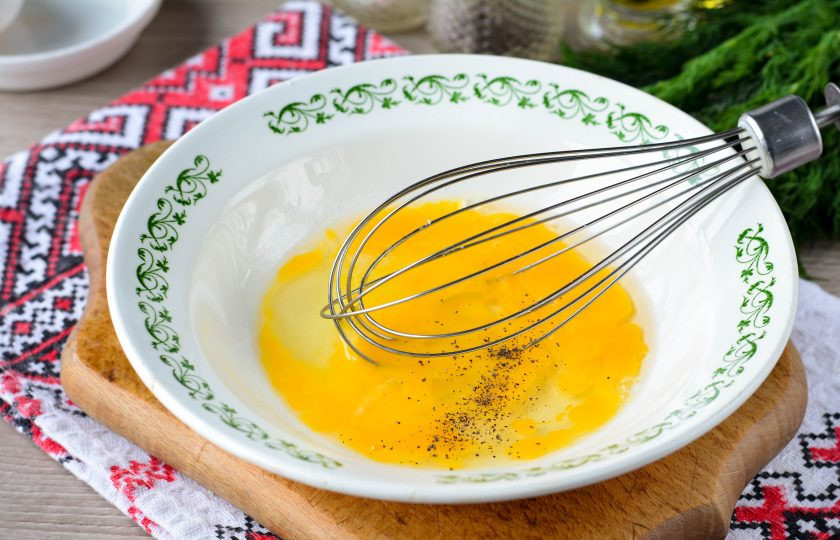 1. Этап. Куриная печень по-румынски: Взбейте яйца венчиком, добавив специи по вкусу.