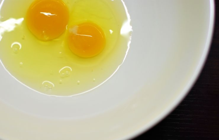 1. Этап. Домашние пельмени: Затем замешиваем тесто. Для этого в глубокую чашу разбиваем два яйца, добавляем щепотку соли и вливаем воду или молоко. Хорошо размешиваем и начинаем потихоньку всыпать муку и перемешивать лопаткой. Затем тесто вымешиваем руками.