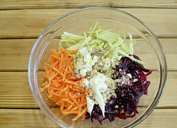 1. Этап. Овощной салат Здоровье: 6. Заправляем сметаной, йогуртом или маслом растительным, добавляем орехи, соль, истолченный чеснок.