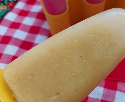 1. Этап. Смузи-сорбет с облепихой, тыквой и кабачком: Можно сделать еще холоднее, заморозив смузи. Я так и поступила со второй порцией: как раз хватило на комплект форм. Далеко не каждый овощной смузи вкусен в замороженном виде. Этот вариант - вполне. В замороженном вкусе преобладает облепиха. Это не жирный сладкий пломбир, а просто нефруктовый лёд (овощным его вкус назвать сложно).