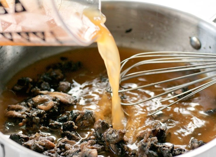 1. Этап. Фетучини со сливочно-грибным соусом: 5. Залейте все овощным бульоном, хорошенько перемешайте.