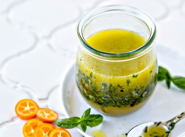 1. Этап. Мариновка шашлыка из курицы: 1. Вымойте кумкват и натрите на мелкой терке цедру, затем выдавите сок в банку, добавьте оливковое масло, бальзамический уксус, измельченный зеленый базилик, по вкусу соль и перец, хорошенько все размешайте.