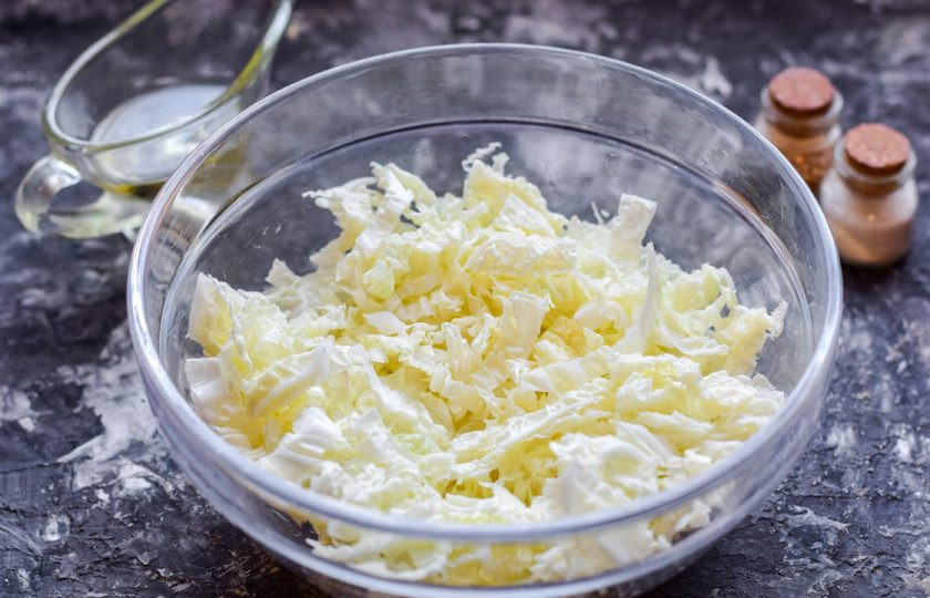 1. Этап. Салат с пекинской капустой и дайконом: Пекинскую капусту нарежьте полосками и переложите в салатник.