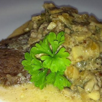 Говядина в сливочно-грибном соусе