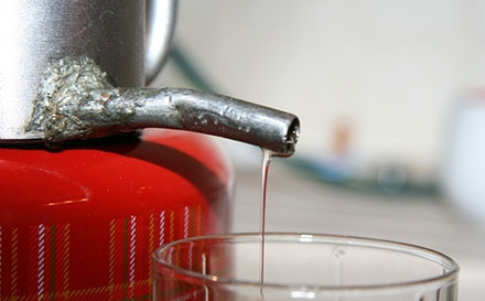 1. Этап. Самогон из пророщенной пшеницы: 3. Дальше полученную бразу разводим с ряженкой и перегоняем на самогонном аппарате, пока крепость не станет ниже 35 градусов. Дальше дистиллят разбавляем наполовину водой, еще раз перегоняем.