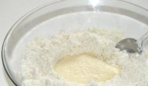 1. Этап. Сконы со сливочным кремом: Затем сложный момент! В мучной смесь сделать лунку и влить в нее взбитые яйца с молоком и начинать замешивать тесто.