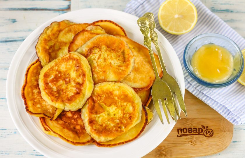 1. Этап. Оладьи в мультиварке: Готовые оладушки выложите на тарелку и сразу же подайте к столу с медом, вареньем, джемом или другими сладкими соусами. Не забудьте заварить ароматный чай или кофе.