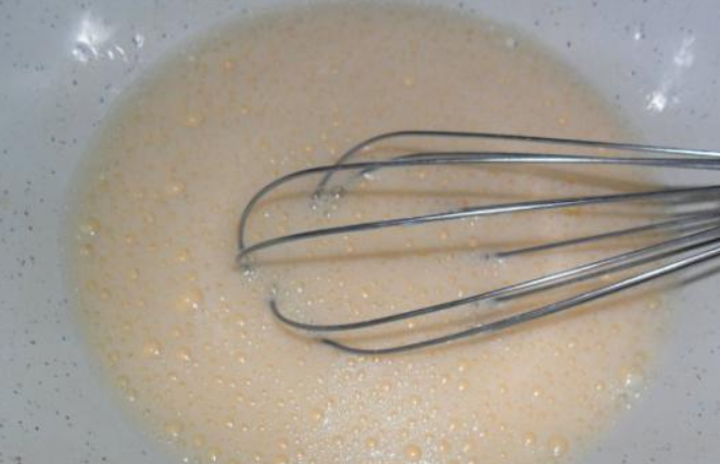 1. Этап. Кляр для наггетсов: Перемешайте массу до однородности.