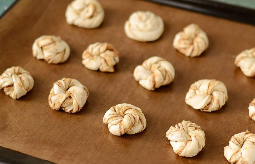 1. Этап. Слоеные булочки с кардамоном и корицей: Выпекайте булочки в духовке 30 минут при температуре 190 градусов.