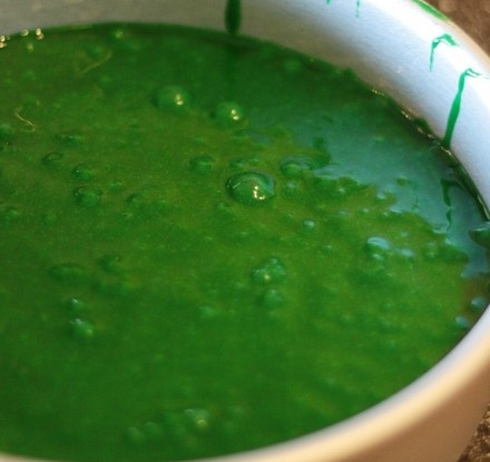 1. Этап. Капкейки на девичник: 4. Тесто должно получиться однородным и без комочков. Подготовьте бумажные формочки и выложите их в форму. Разогрейте духовку до 180 градусов.