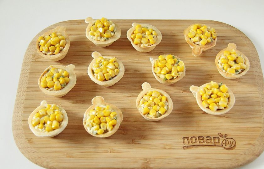 1. Этап. Запеченные тарталетки с курицей: С кукурузы слейте сок и выложите сверху ровным слоем.
