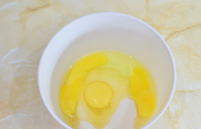 1. Этап. Морковный торт с маскарпоне и орехами: Яйца соедините с сахаром и взбейте в пышную светлую пену.