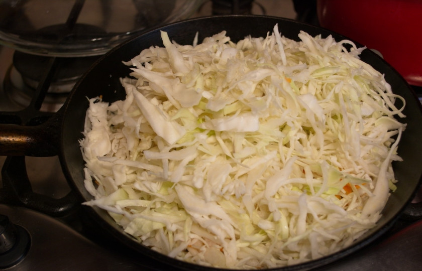 1. Этап. Капустная запеканка в духовке (диетическая): Обжарьте морковь. Потом добавьте капусту. Тушите, помешивая, до мягкости. Посолите, поперчите.