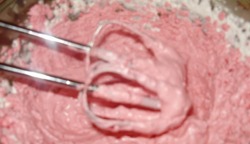 1. Этап. Торт Золотая осень: 5. Добавим брусничный конфитюр, сироп от варенья или сок. Сами ягодки пока что отложим в сторонку.