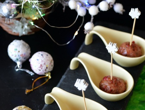 1. Этап. Фрикадельки из индейки в брусничном соусе: Подаём фрикадельки порционно. Красиво будут смотреться на шпажках. Всего доброго вам в Новом году!