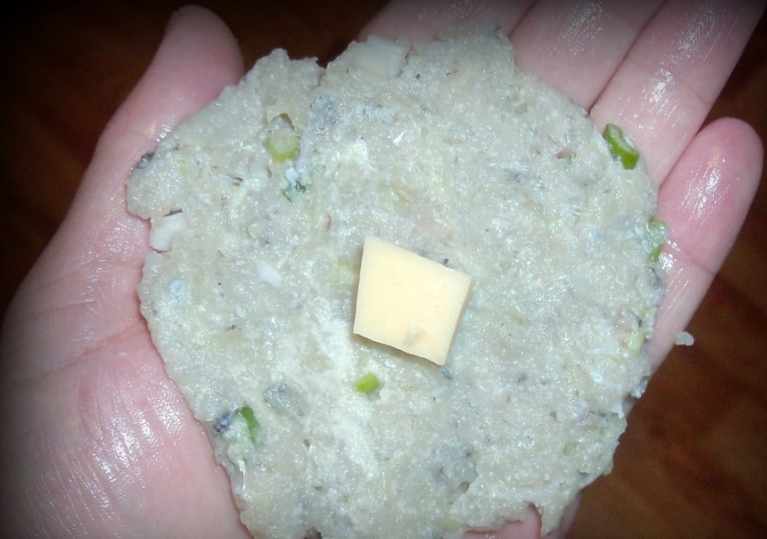 1. Этап. Диетические рыбные котлеты: 6. Затем по центру разместить кусочек сыра и аккуратно завернуть его внутрь котлеты.