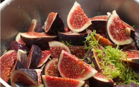 1. Этап. Варенье из лайма: Сок, выжатый из лайма, вместе с мякотью и цедрой помещаем в кастрюлю с инжиром, куда так же стоит добавить апельсинового ликера.