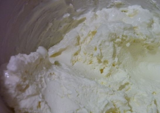 1. Этап. Выпечка с халвой: Творог размягчите вилкой со сметаной и сахарной пудрой.