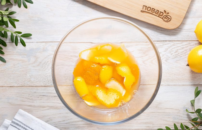 1. Этап. Домашний лимонад из лимона и апельсина: Влейте цитрусовый сок и горячую воду. Все перемешайте, чтобы сахар растворился. Накройте миску и оставьте настояться на ночь в холодильнике.