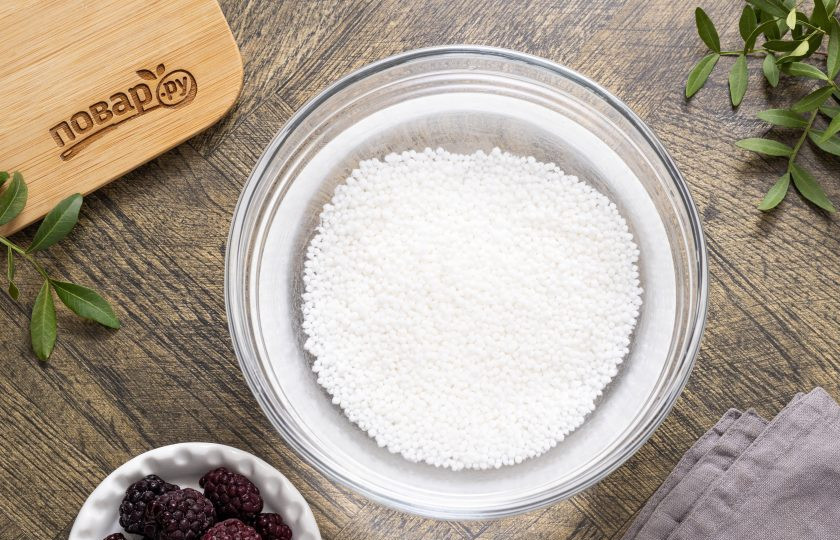 1. Этап. Панна котта из тапиоки: Шарики тапиоки предварительно замочите в воде на 1 час.