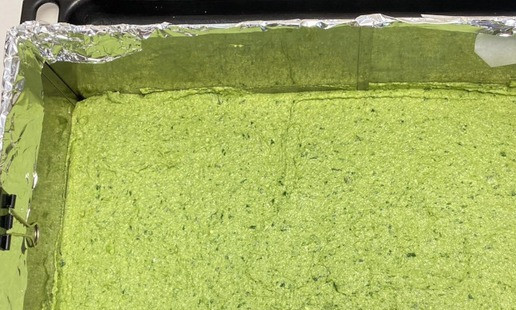 1. Этап. Закусочный шпинатный торт: Готовую массу переложите в форму для выпечки ( у меня прямоугольная). Выпекайте в разогретой до 180* духовке 20 минут (готовность проверьте шпажкой).