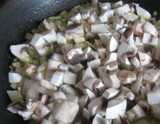 1. Этап. Салат Гнездо глухаря классический: 7. Когда лук немного обжарится, вводим грибы и жарим до готовности.