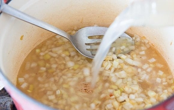 1. Этап. Похлёбка с моллюсками: 5. Следом влейте воду и маринад.