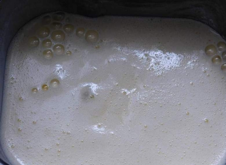 1. Этап. Пасха в хлебопечке Мулинекс: В отдельной емкости взбейте миксером яйца, сахар и дрожжи. Полученную массу отправьте в чашу хлебопечки.