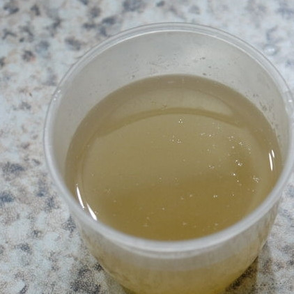 1. Этап. Кокосовое желе с манго: В чашке смешиваем воду и желатин. Подогреваем (30 секунд в микроволновке достаточно) и перемешиваем до растворения желатина.