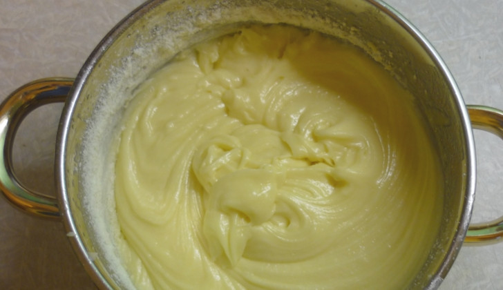 1. Этап. Конфеты Сливочная помадка: Вводим сухое молоко. Доводим массу до загустения. В конце добавляем изюм, перемешиваем.