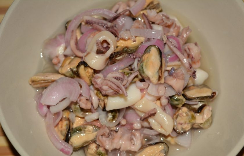 1. Этап. Морской коктейль в рассоле: Закрутите морской коктейль крышкой. Оставьте его мариноваться на 1 сутки в холодильнике. Потом пробуйте. Приятного аппетита!