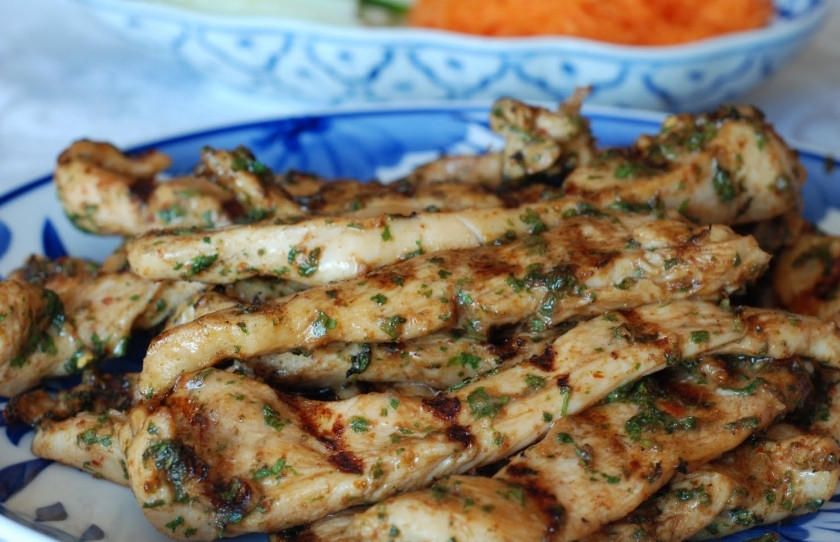 1. Этап. Закуска из курицы и свежих овощей: Готовой курице даем немного остыть.