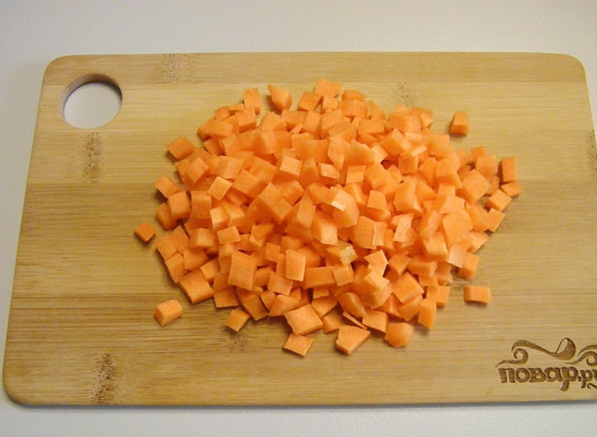 1. Этап. Икра из баклажанов кусочками: Морковь очистите, сполосните под водой, порежьте кубиками не большого размера, чтобы она успела приготовиться на сковороде.