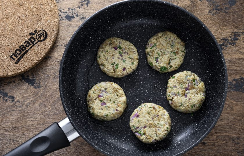 1. Этап. Котлеты из баклажанов жареные: Сформируйте котлетки. Обжарьте их на сковороде с двух сторон до золотистого цвета в небольшом количестве растительного масла.