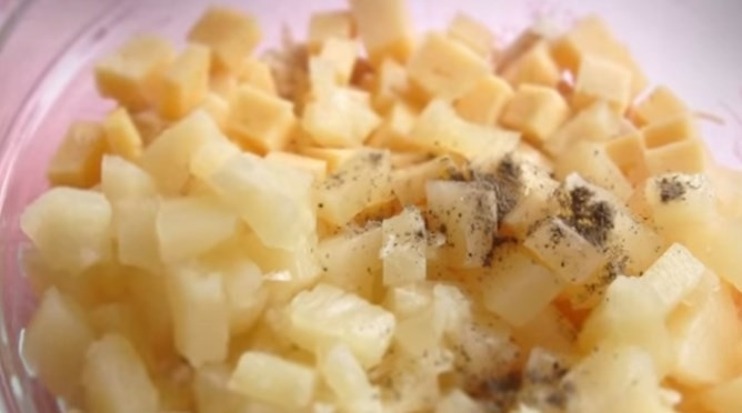 1. Этап. Салат Дамский с ананасом: 4. Соедините все ингредиенты, добавьте мелко нарезанный чеснок и черный перец.